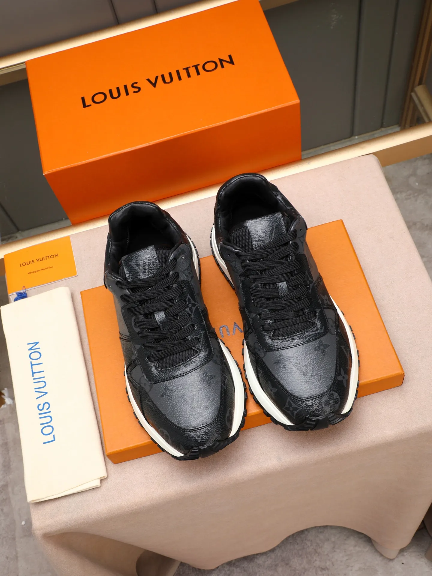 Men's Shoes 💰660 L The Run Away Maxi sneaker debuts in the 2025 collection and continues the iconic design of the Run Away sneaker. The smooth cowhide leather upper features contrasting LV lettering and Vuitton logos, and a lightweight rubber wedge outsole evokes running shoe construction. High level of comfort. Looks good, wears well and matches well. Worth buying! 7 color selection size: 39-44 (45 customized)